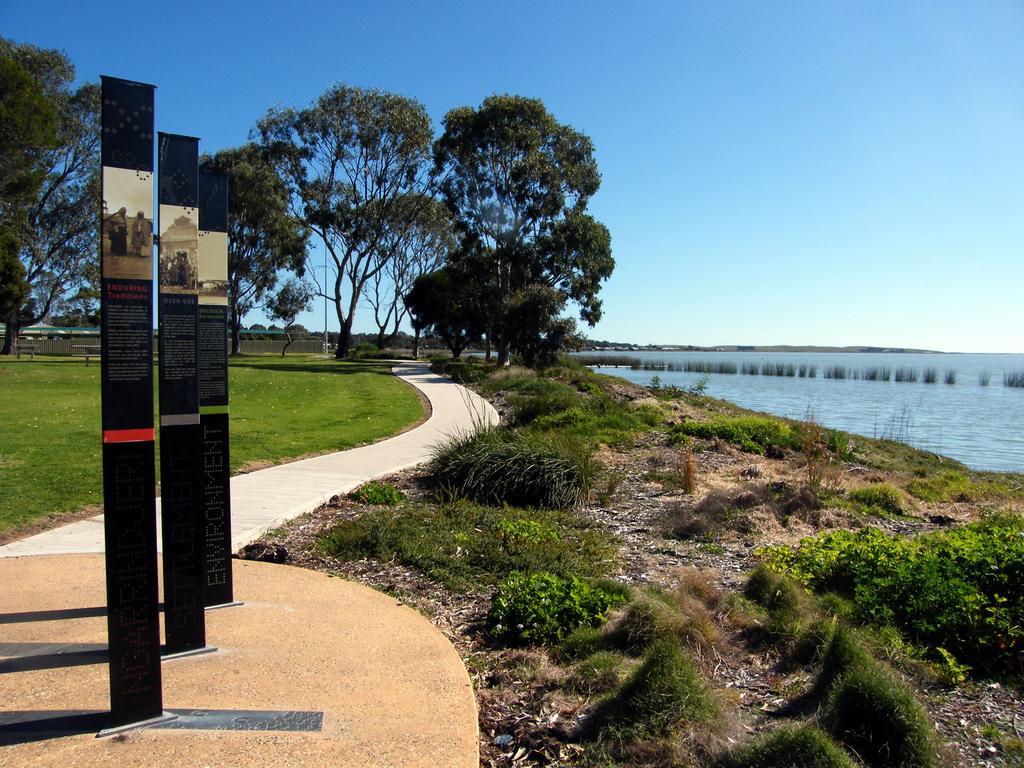 Coorong Waterfront Retreat Villa Meningie Bagian luar foto